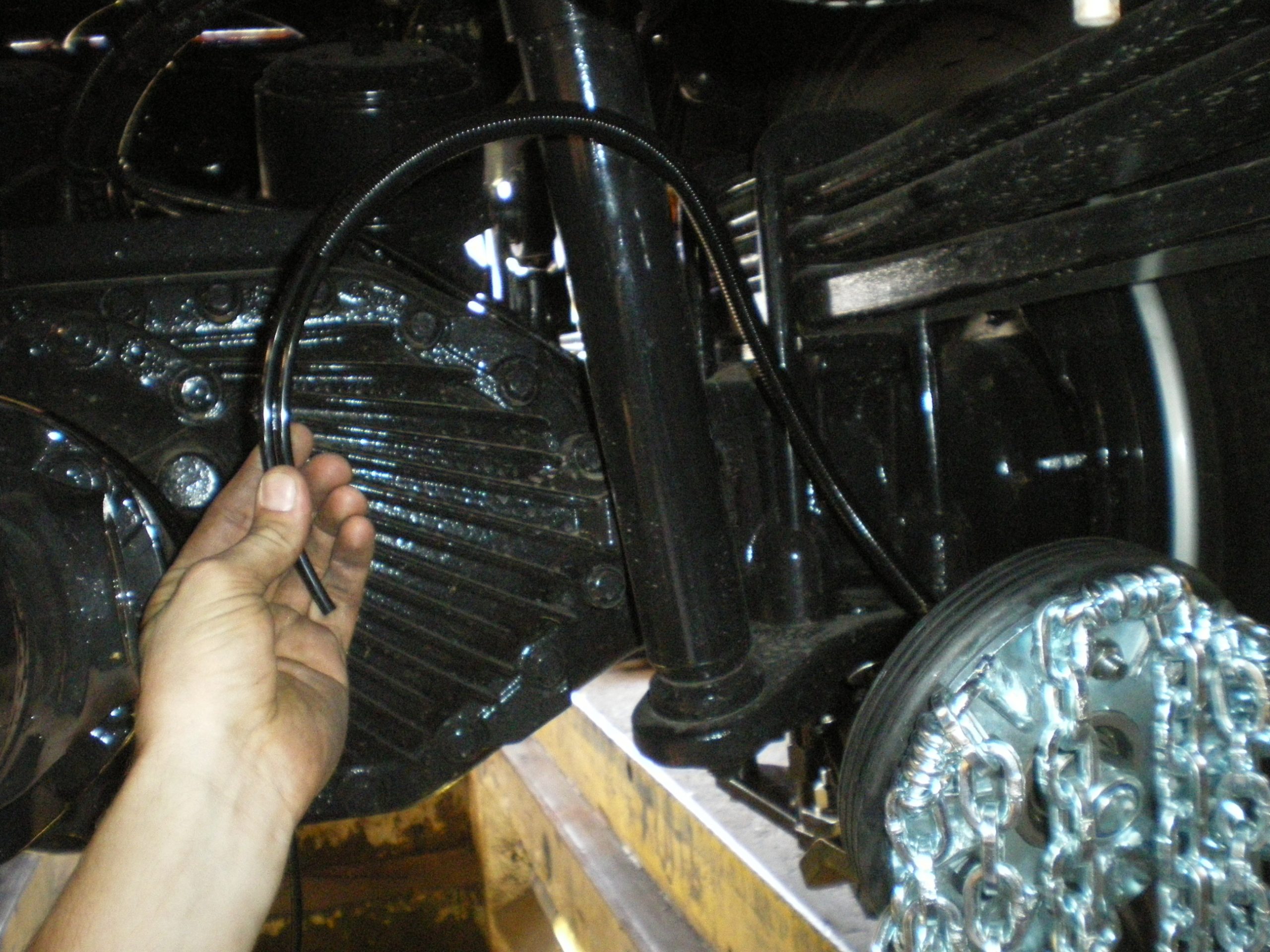 Von den Antriebseinheiten werden die Luftleitungen zum Steuerventil verlegt